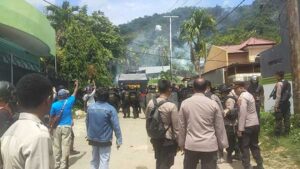 Polisi Bubar Paksa Demo Tolak DOB – Otsus Papua Pakai Gas Air Mata dan Watercanon