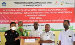 SKK Migas – Petrogas Bantu Alat Lab 2 Sekolah di Sorong