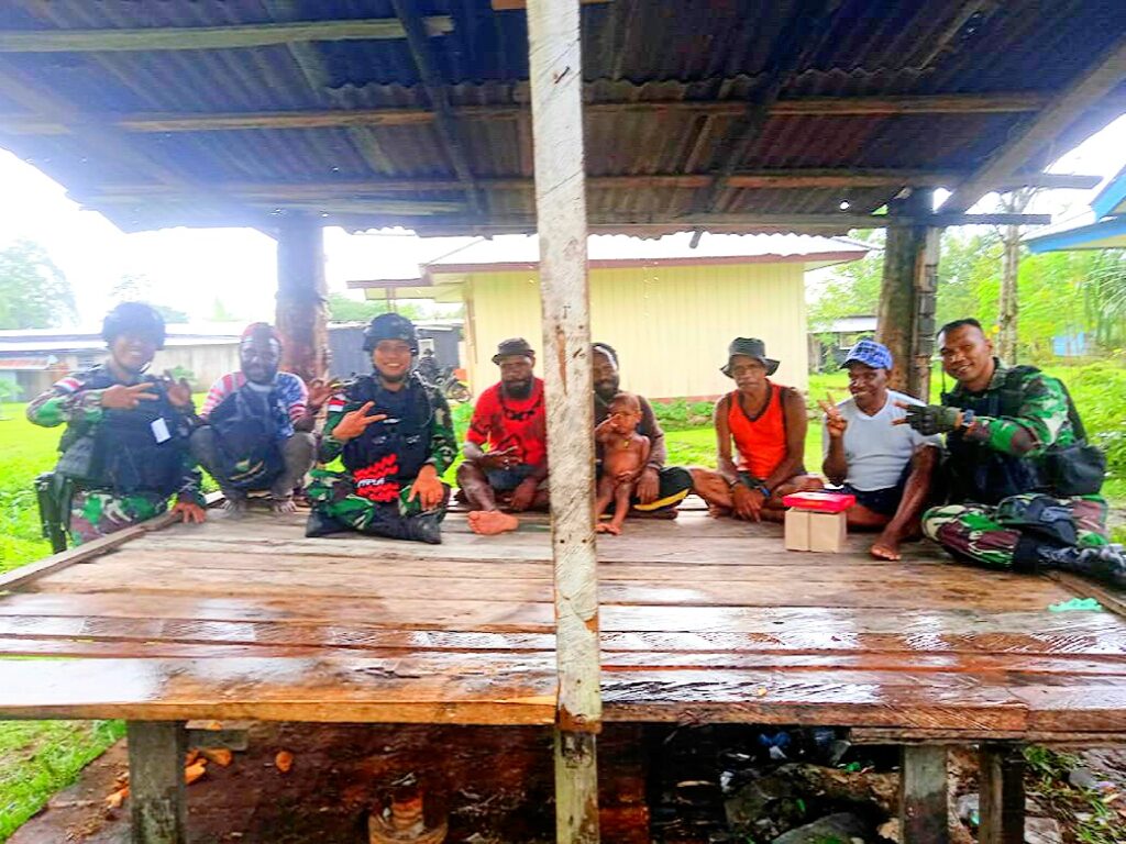 Satgas TNI 142/KJ Laksanakan Binter dan Komsos di Kampung Holani Yalimo