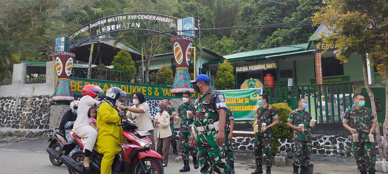 Kesdam XVII/Cenderawasih Berbagi Takjil Ramadhan Untuk Warga 1 WhatsApp Image 2022 05 01 at 07.08.47