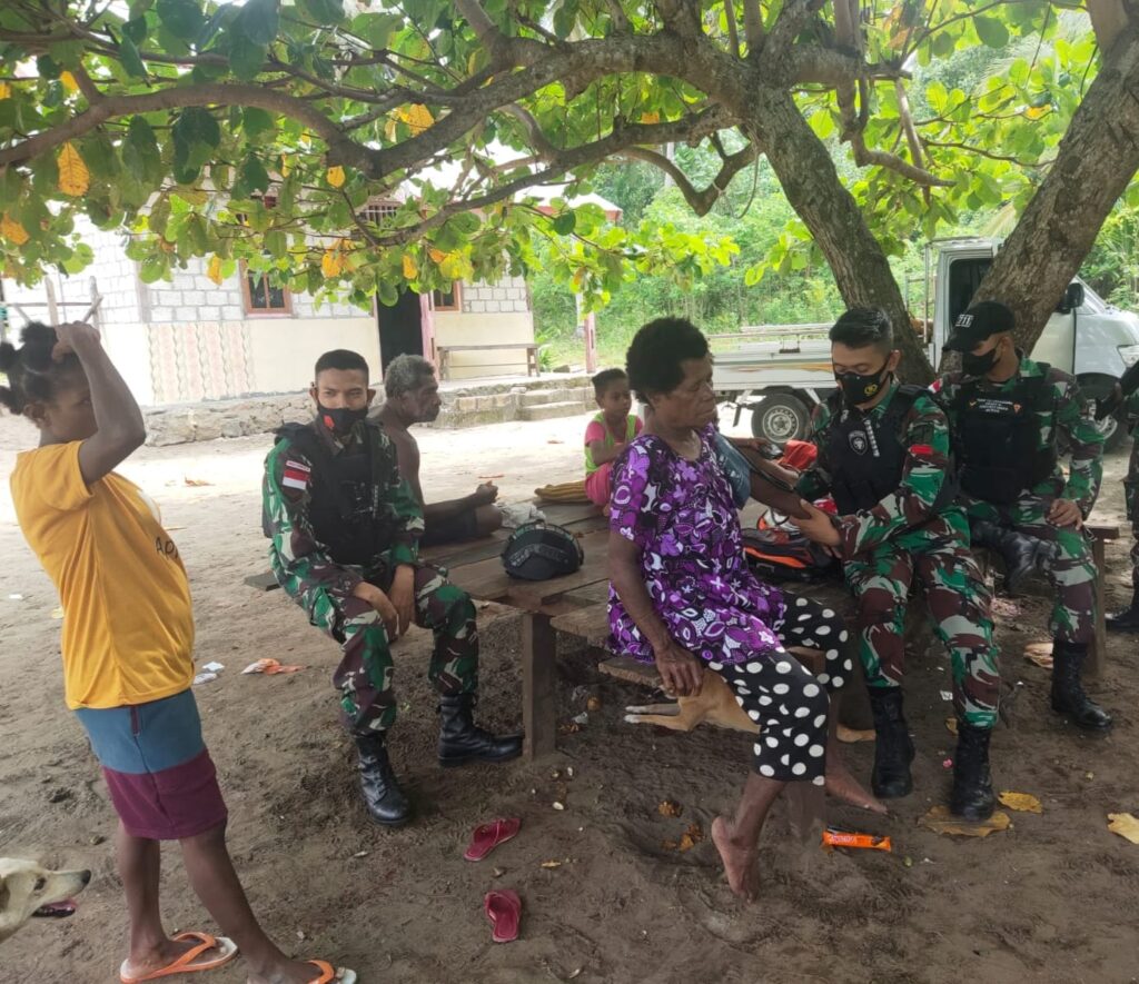 Satgas TNI Terus Berikan Layanan Kesehatan Gratis Bagi Warga Perbatasan RI-PNG