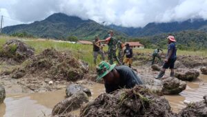 Babinsa Koramil 1710-05/Jila Masuk Parit Bersihkan Tumpukan Sampah