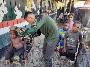 Satgas TNI 142/KJ Siapkan Pangkas Rambut Gratis di Pos Bolakme