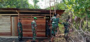 Babinsa Bonggo Gotong Royong Bangun MCK Bagi Masyarakat Kampung Kiren