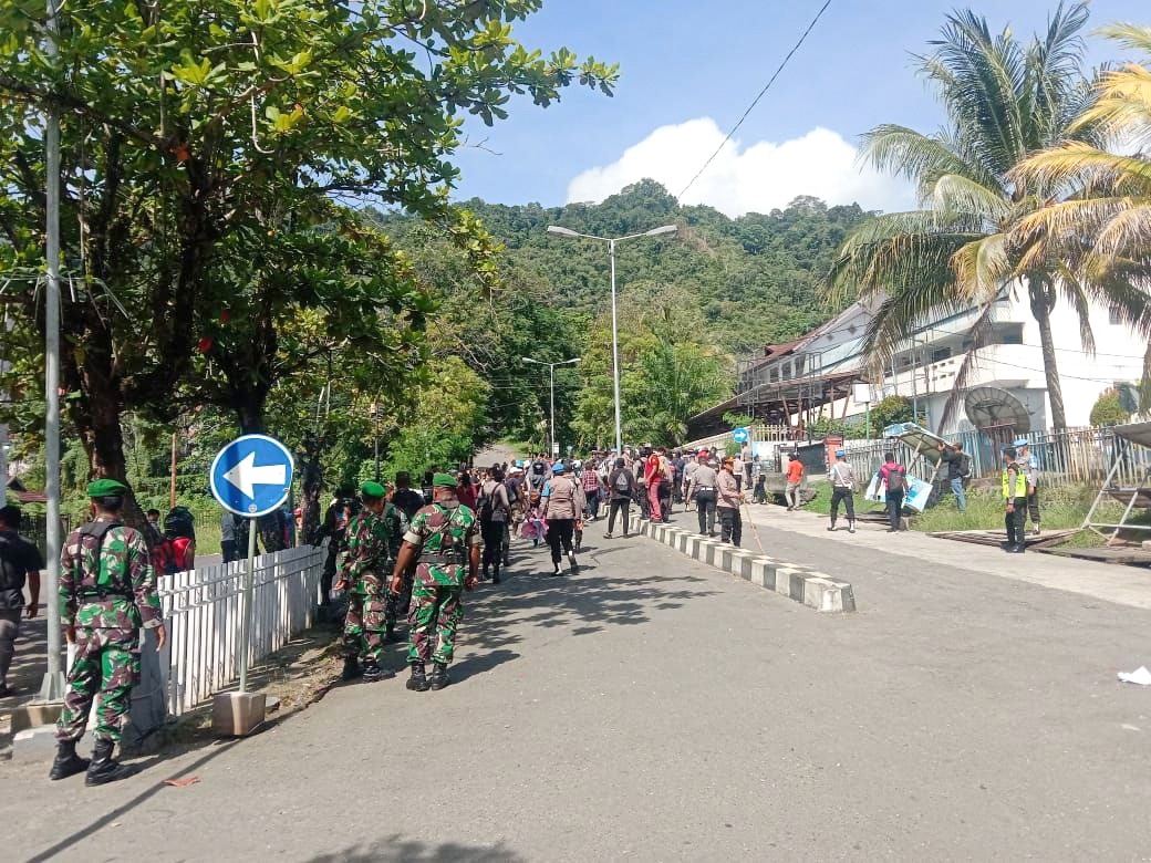 Korem 172 PWY Siagakan 2 SST Back-up Polresta Jayapura Kawal Demo Tolak DOB 1 WhatsApp Image 2022 05 11 at 00.46.24 1