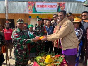 Satgas TNI Gelar Program Ekonomi Kreatif Revitalisasi Masyarakat di Ilu