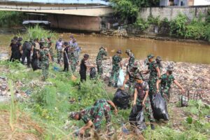 Peringati HUT ke-59, Kodam Cenderawasih Gelar Karya Bakti Bersihkan Kota Jayapura