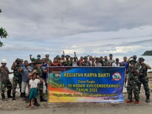 Kodim 1709/Yawa Bersama Masyarakat Bersihkan Pantai di Kampung Mariadei