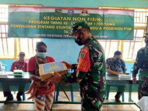 Cegah Stunting, Dansatgas TMMD ke-113 Kodim Yawa Bagikan Paket Makanan Bergizi