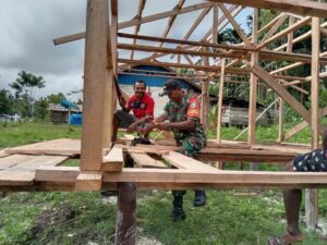 Babinsa Biak Utara Bantu Pembanguna Rumah Warga Kampung Faknikdi