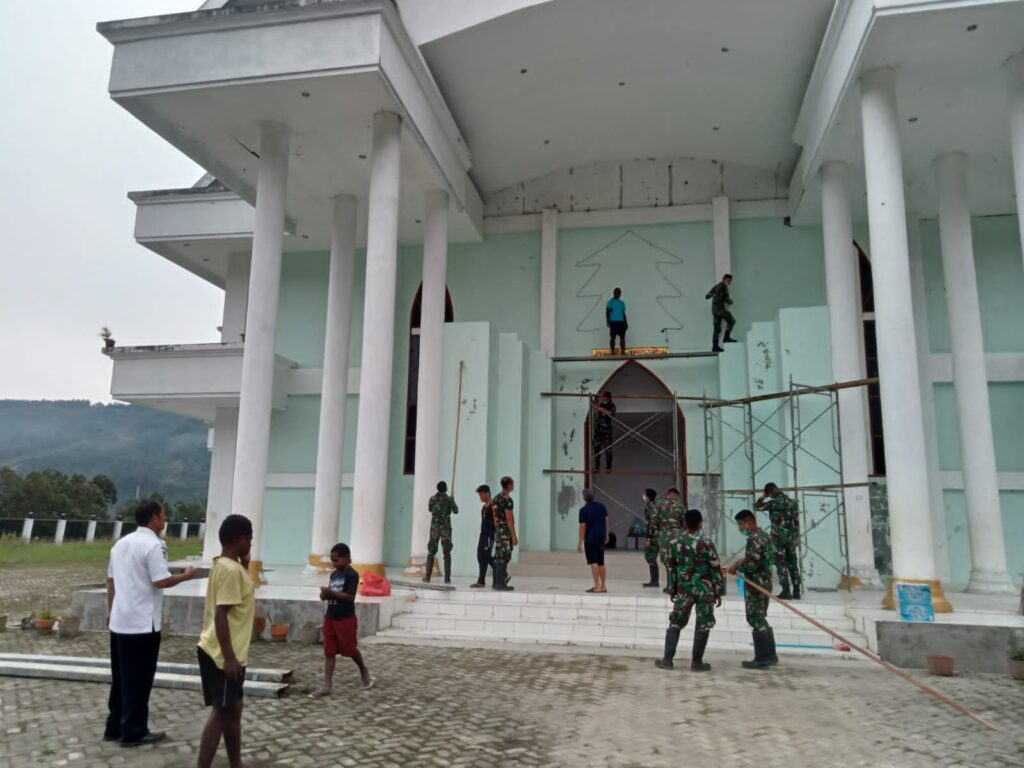 Satgas TNI Bersihkan dan Cat Kembali Gereja GIDI di Karubaga