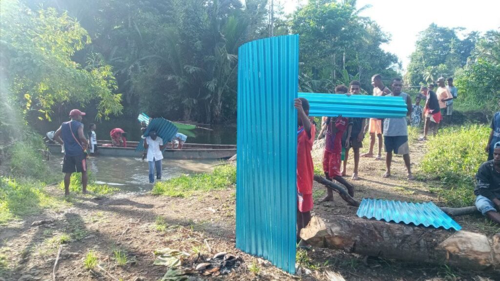 Antusias Masyarakat Bantu TNI Distribusi Material ke Lokasi TMMD ke-113 Kodim Yawa