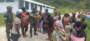 TNI Pererat Silaturahmi Dengan Kepala Suku dan Tomas Kampung Aradide