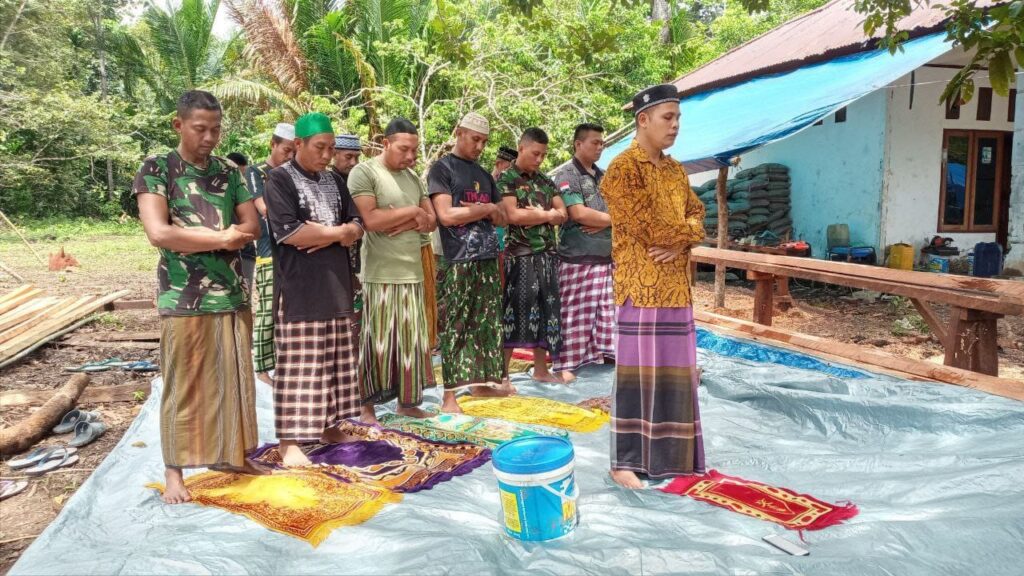 Personil Kodim 1709/Yawa Sholat Jumat di Lokasi TMMD ke-113