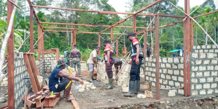 Satgas TMMD ke-113 Kodim Yawa Bangun Rumah Warga di Kampung Poom 1, Distrik Poom, Kabupaten Kepulauan Yapen, Papua, Sabtu (21/5/2022) / Foto: Satgas TMMD Kodim 1709/Yawa
