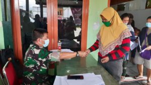 TNI Bantu Salurkan Dana BLT Minyak Goreng Kepada Masyarakat di Timika