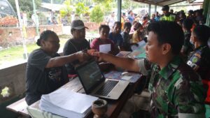 TNI Terus Gencar Salurkan Dana BLTMinyak Goreng di Kabupaten Supiori