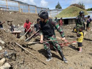 Satgas TNI Bantu Warga Perbaiki Honai GIDI Kampung Lungwineri