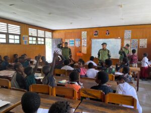 Satgas TNI Yonif 301/PKS Bantu Sukseskan Program Belajar Mengajar di Puncak Jaya