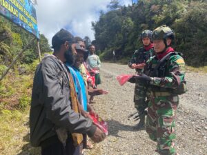 Cara Satgas TNI Berikan Manfaat Bagi Masyarakat Kabupaten Intan Jaya