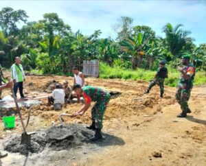 Babinsa Koramil Sarmi Bantu Warga Bangun TPQ di Kampung Neidam
