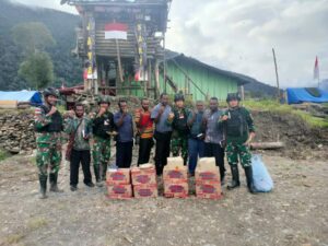 TNI Bagikan Paket Sembako Kepada Masyarakat Puncak Jaya