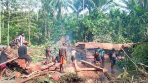 Masyarakat Kampung Poom Aktif Bantu Satgas TMMD ke-113 Kodim Yawa