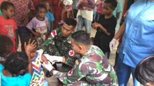 Satgas TNI Yonif 126/KC Bantu Imunisasi Campak Bagi Balita di Perbatasan RI-PNG