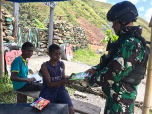 Bagikan Buku Tulis Gratis, Cara TNI Tingkatkan Minat Belajar Anak-Anak Papua