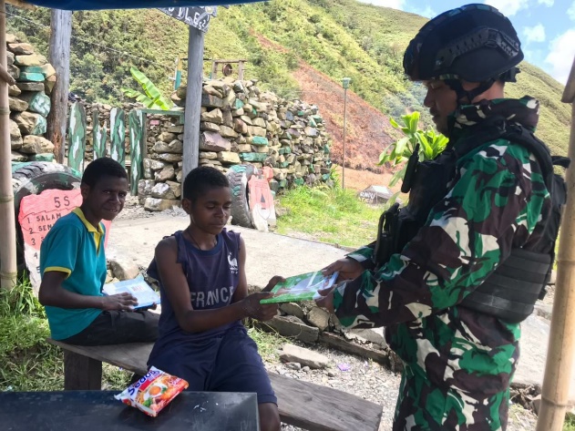 Bagikan Buku Tulis Gratis, Cara TNI Tingkatkan Minat Belajar Anak-Anak Papua 1 WhatsApp Image 2022 05 27 at 09.24.21