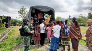 Satgas Pamtas Yonif Raider 142/KJ Bantu Angkut Warga ke Gereja