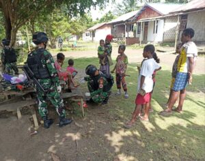 Aksi Satgas TNI Yonif 711/Rks Keliling Obati Masyarakat di Perbatasan RI-PNG