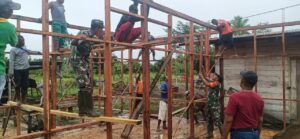 TNI Turun Tangan Bantu Percepat Pembanguan Rumah Warga Kampung Mandobo