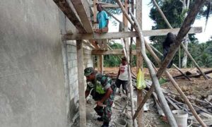Babinsa Aktif Bantu Perbaikan Kantor Klasis di Biak Numfor