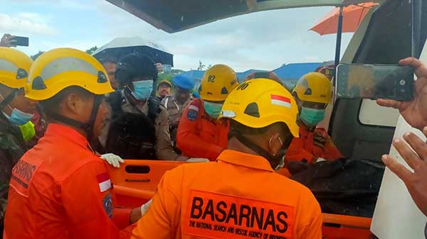 Balita Terlempar dari Heli