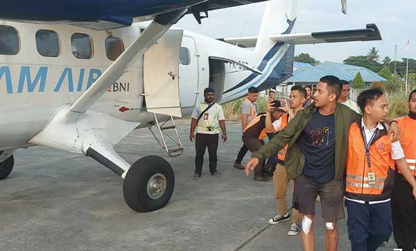 Evakuasi Pilot Pesawat Sam Air