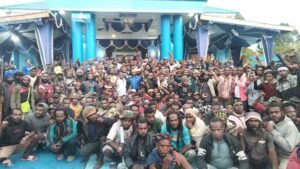 Massa Pendukung Kawal Kediaman Bupati Mamteng Sampai Tuntutan Dijawab KPK
