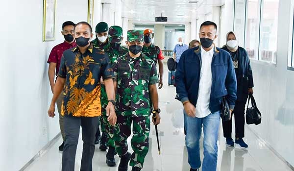 Danlantamal IX Sambut Aspotmar Kasal di Bandara Pattimura Ambon