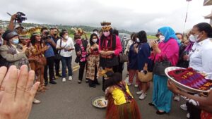 Injuri Time Menteri Desa Batal Hadir, Delegasi W20 Disambut Tarian Papua