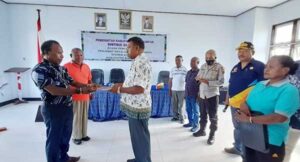 Kabag Tapem Setda Biak Hadiri Penyerahan SK Kepala Kampung Samau