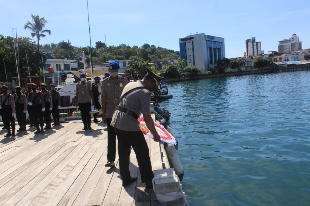 Polda Papua Gelar Upacara Tabur Bunga di Laut Jayapura