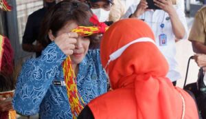Ny Tri Tito Karnavian Disambut Penyematan Mahkota