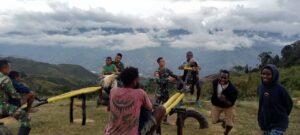Satgas TNI Ciptakan Taman Bermain Diatas Awan Bagi Anak-Anak Papua