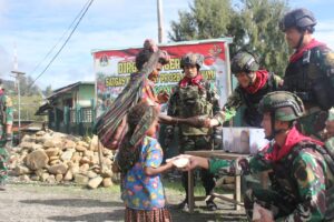 Satgas TNI Yonif 328/DGH Berbagi Kasih Bersama Masyarakat Intan Jaya