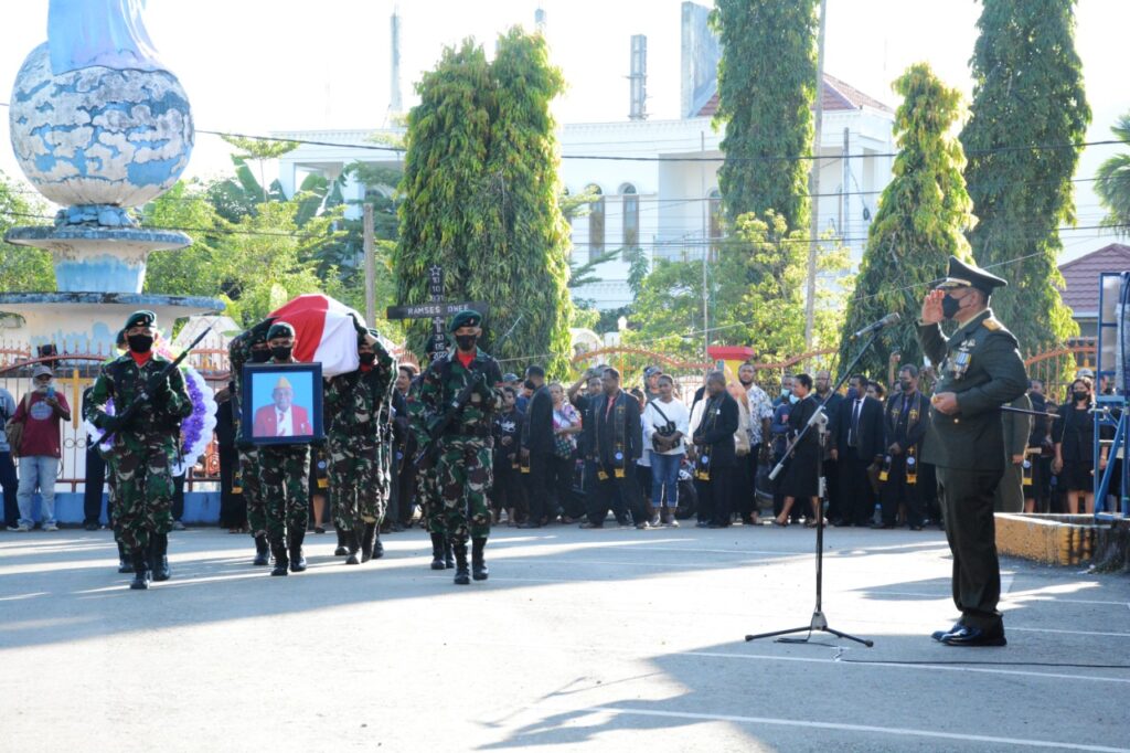 Upacara Pemakaman Jenazah Tokoh Pepera Ramses Ohee Secara Militer