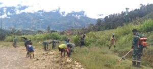 Satgas TNI Bersama Masyarakat Papua Ciptakan Lingkungan Bersih dan Sehat