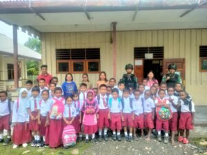 Sukacita Siswa SD Elelim Sambut Personil Satgas TNI 142/KJ