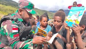 Anak-Anak Papua Belajar dan Cinta Tanah Air Bersama Satgas TNI 301/PKS