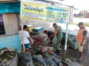 Babinsa Biak Kota Ajak Warga dan Pemuda Bersihkan Lingkungan Pasar Darfuar