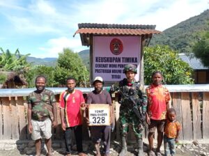 Satgas TNI 328/DGH Bagikan Alkitab Untuk Masyarakat Kampung Titigi